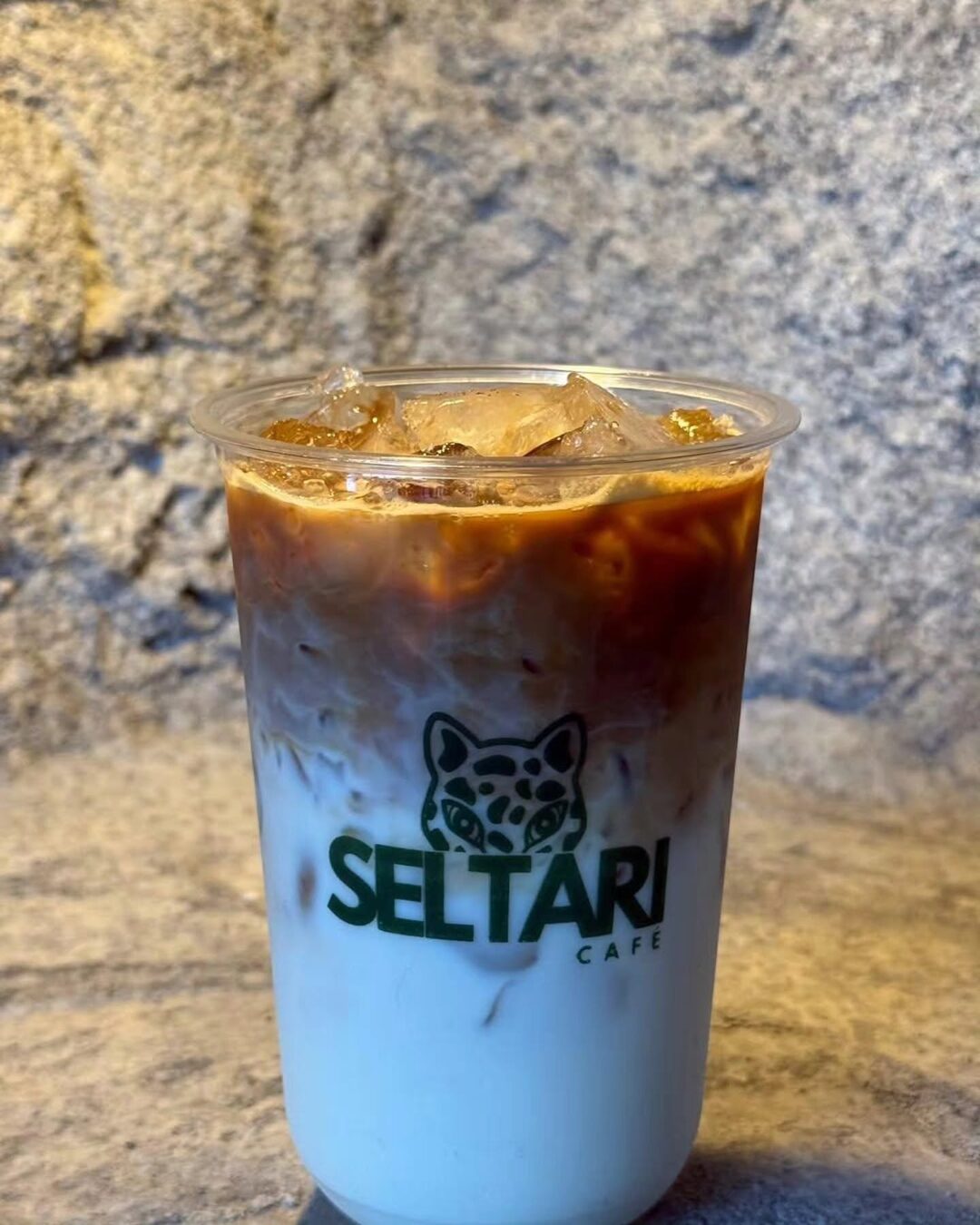 Café helado sobre la piedra 🧊